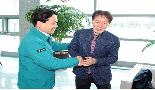 유민봉(오른쪽) 대한민국 시도지사협의회 사무총장과 만난 김진태 강원지사. [강원도 제공·재판매 및 DB 금지]