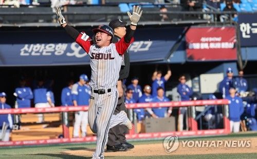 문보경 끝내기로 홈 밟은 문성주