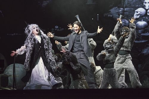 연극 '파우스트'의 박해수(가운데)