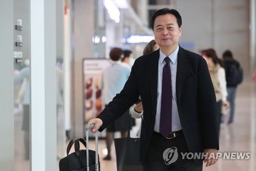 출국하는 조현동 주미대사