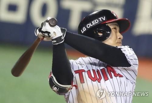 인터넷 불법 도박 혐의를 자백한 LG 이천웅