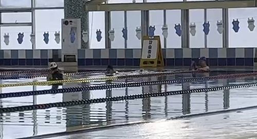 수영강습 받는 김경일(오른쪽) 시장과 목진혁(가운데) 시의원