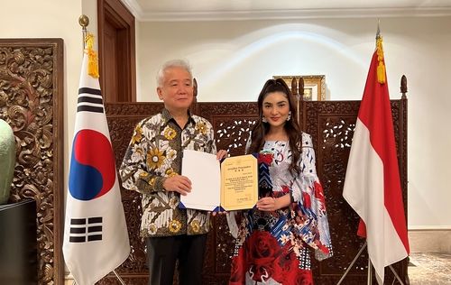 (자카르타=연합뉴스) 인도네시아 인플루언서 아샨티(오른쪽)가 14일(현지시간) 주인도네시아 한국 대사관저에서 한국 대사관 명예 홍보대사 위촉장을 받은 후 이상덕 대사와 기념 촬영을 하고 있다. 2023.4.15. photo@yna.co.kr[주인도네시아 한국대사관 제공. 재판매 및 DB 금지]
