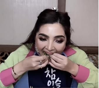 홍어 먹방을 하는 아샨티