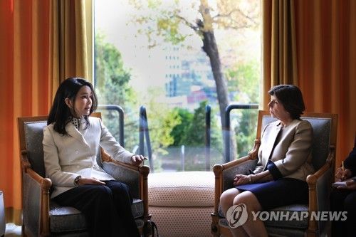 프랑스 외교장관과 환담하는 김건희 여사