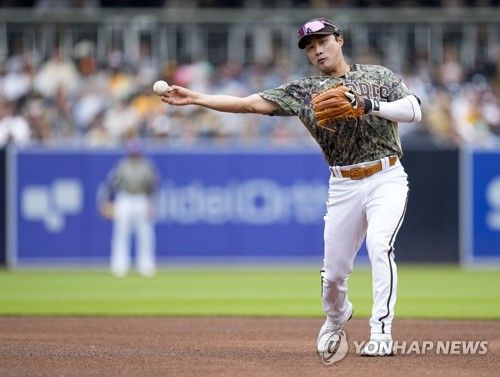 2루수로 출전한 김하성의 안정적인 송구 