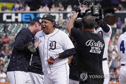 대타로 끝내기 안타 치고 동료와 기뻐하는 카브레라(가운데) 