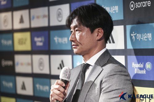 K리그 미디어데이서 기자회견 하는 이정효 감독