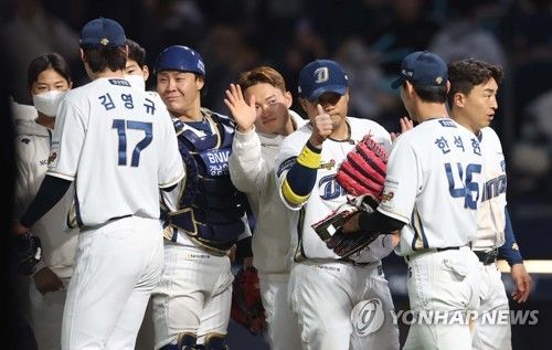 승리한 NC 선수단