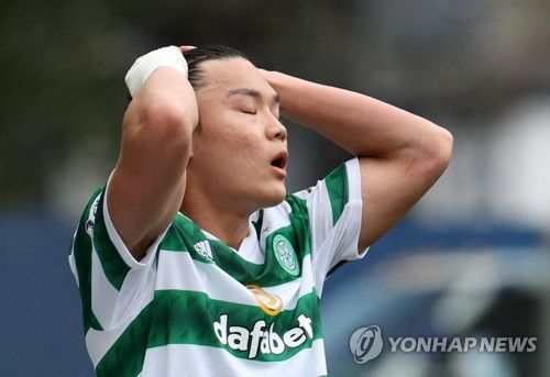 아쉬운 표정의 셀틱 오현규