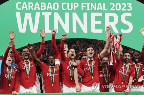 6년 만에 리그컵 우승하고 환호하는 맨유 선수들
