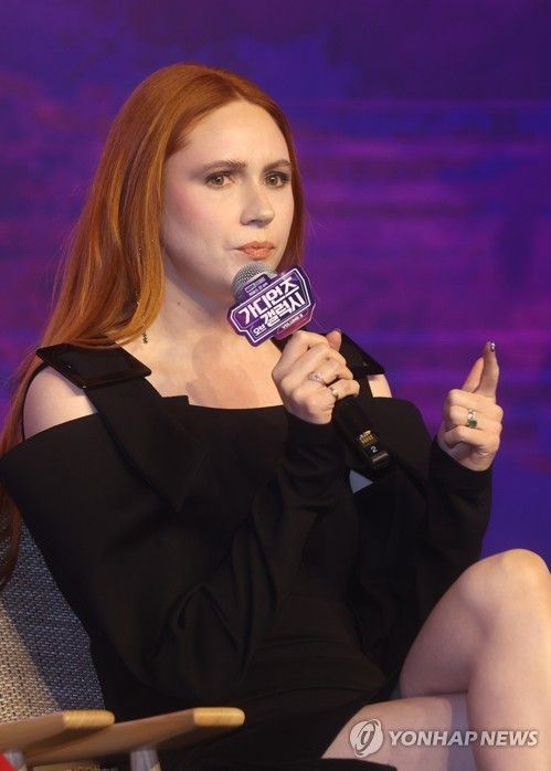 인사말하는 캐런 길런