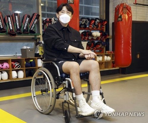 인터뷰하는 전 UFC 파이터 김동현