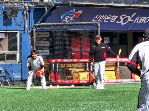 박경완 코치와 함께 훈련하는 포수 김기연