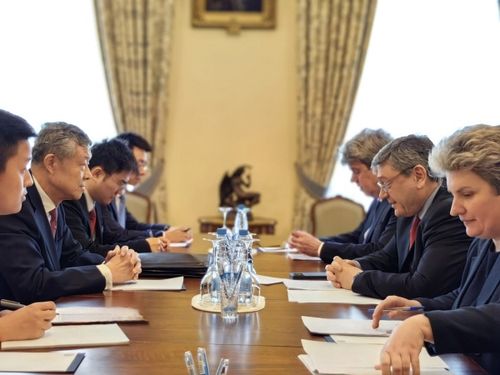 류샤오밍 대표(왼쪽)와 루덴코 차관