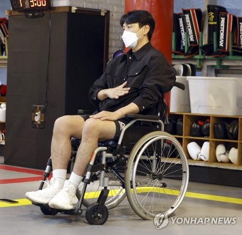 인터뷰하는 전 UFC 파이터 김동현