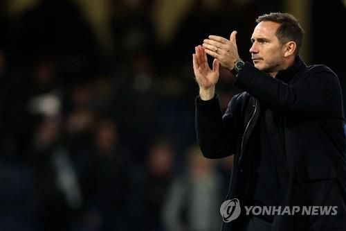 박수치며 선수들 격려하는 램퍼드 첼시 감독