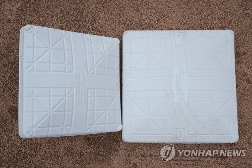 올 시즌 커진 MLB 베이스(오른쪽)