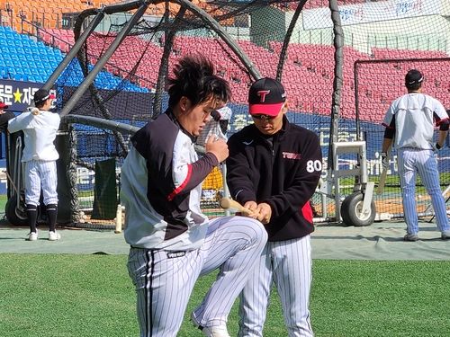 박경완 코치와 훈련하는 포수 김기연