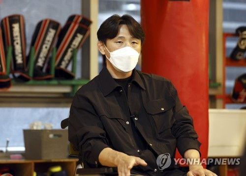 인터뷰하는 전 UFC 파이터 김동현