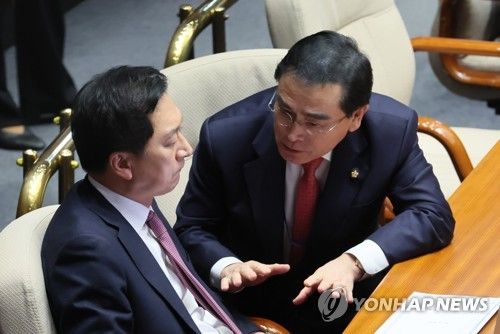 태영호 의원과 대화하는 김기현 대표