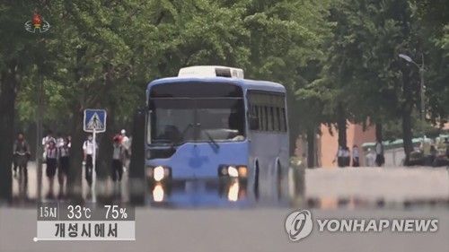 지난해 북한 관영매체에 등장한 개성공단 통근용 추정 버스