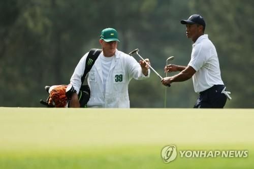 마스터스 때 우즈에게 퍼터를 건네는 라카바.