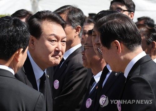 이재명 대표와 악수하는 윤석열 대통령