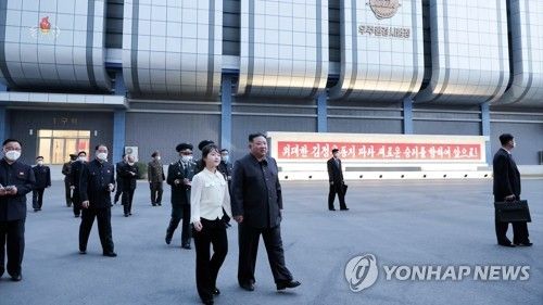 가방들고 김정은 경호하는 북한 경호원들