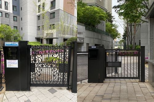  서울 은평구의 두 아파트 입구에 비밀번호가 설정된 철제 출입문이 설치되어 있다.