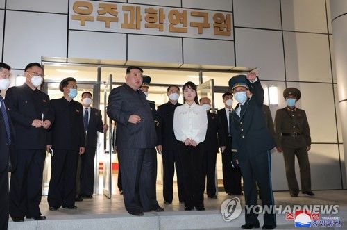 북한 김정은, '국가우주개발국' 현지지도…딸 주애 동행