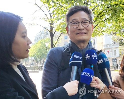 특파원과 질의응답하는 송영길 전 더불어민주당 대표