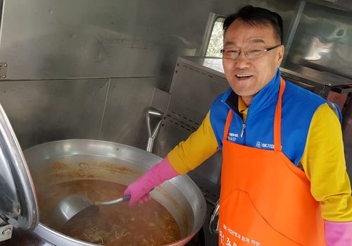 조리하는 이종수 회장