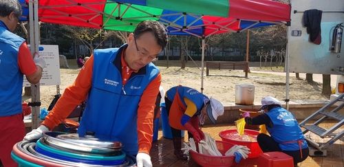 무료 밥차 급식 준비하는 이종수 회장