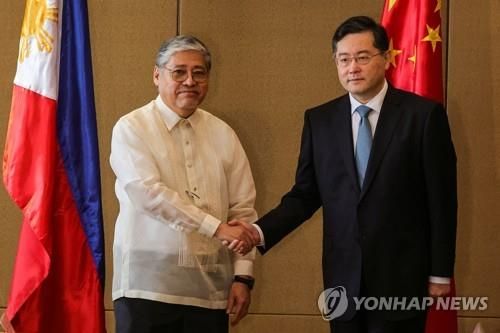22일 엔리케 마날로(왼쪽) 필리핀 외교장관과 만난 친강(오른쪽) 중국 외교부장 