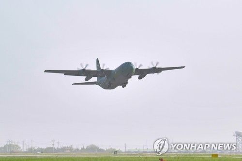 이륙하는 C-130J 수송기