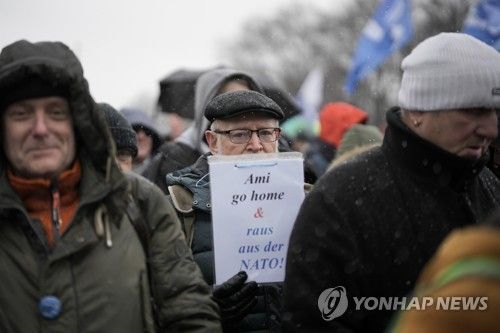 독일에서 우크라 무기원조에 반대하는 집회를 벌이는 시위대