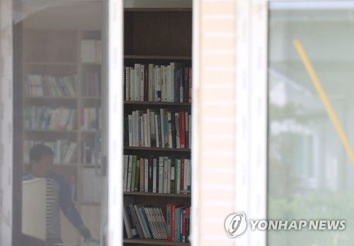 文 전 대통령 책방 서가