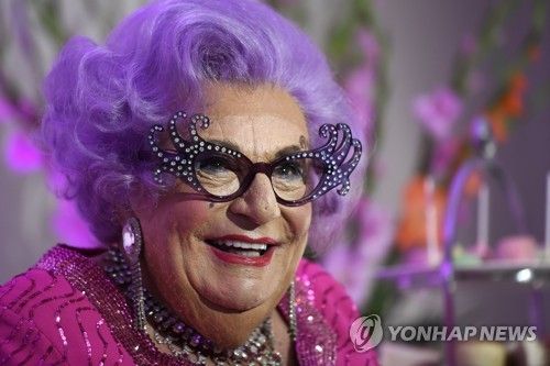 배리 험프리스가 연기한 에드나 에버리지