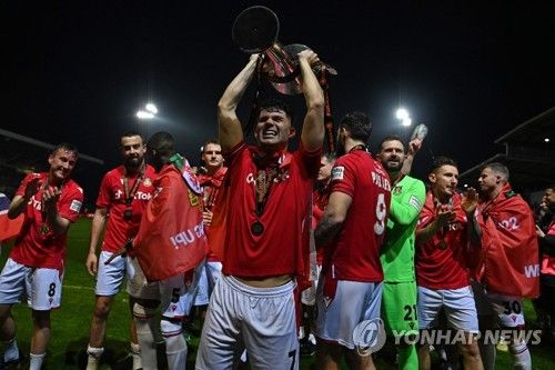 기뻐하는 렉섬 선수들