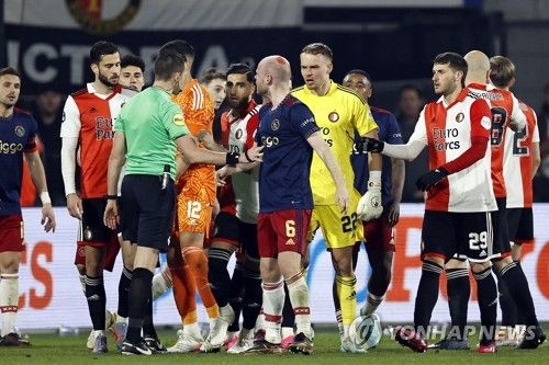 이달 초 아약스와 페예노르트의 경기에서 머리에 라이터를 맞은 클라선