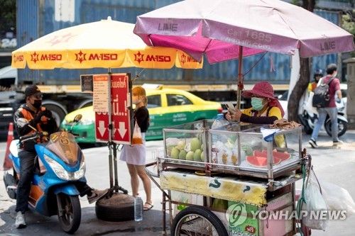 폭염 속 방콕 거리에서 과일 파는 상인