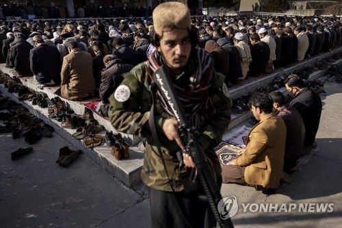 IS의 테러 위협에 대비해 사원 주변을 경계하는 탈레반 병사