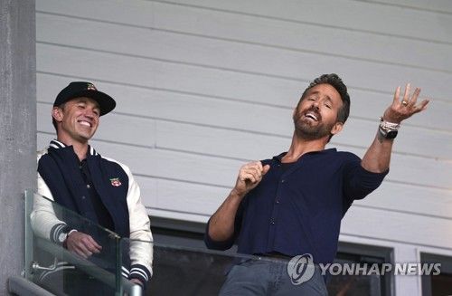 기뻐하는 라이언 레이놀즈(오른쪽)