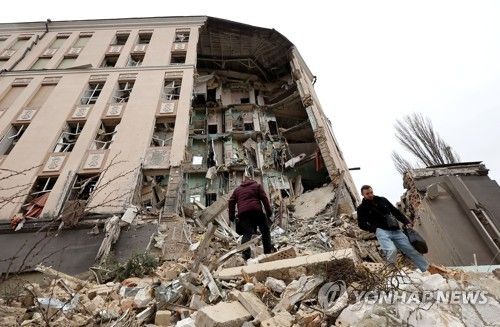 공습으로 무너진 키이우 호텔