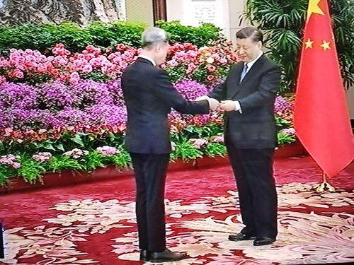 시진핑 주석에게 신임장 제정하는 정재호 주중대사(왼쪽)