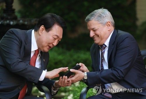 넷플릭스 CEO의 반려견 영상 보는 윤 대통령