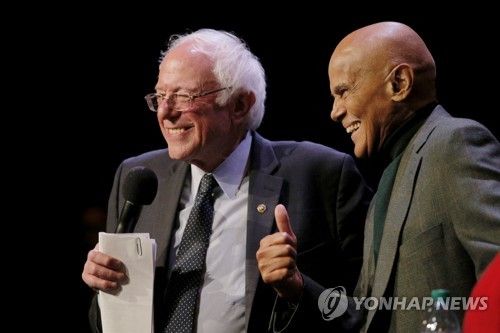 버니 샌더스 상원의원(좌측)과 함께 한 해리 벨라폰테(우측)