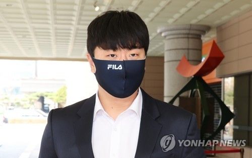 '학폭 혐의' 이영하, 재판 출석