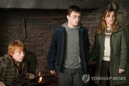 영화 해리포터에서 해리 역을 맡은 대니얼 래드클리프(가운데)